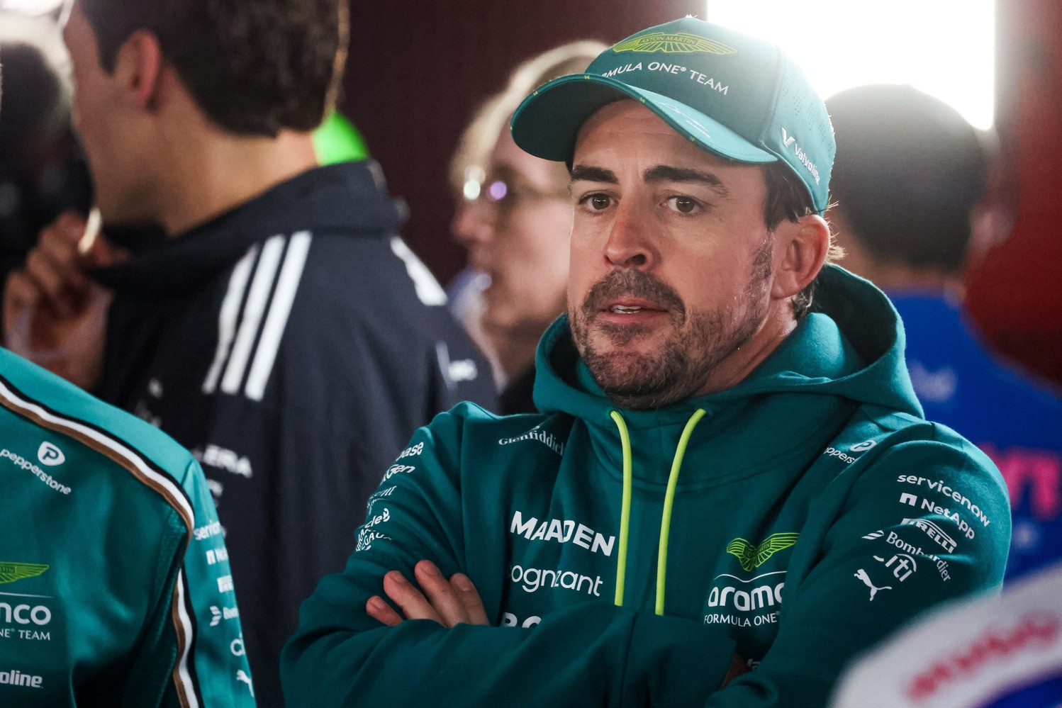  - FIA-szakértők vizsgálják Fernando Alonso műszaki problémáját